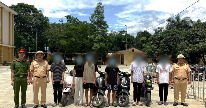 Con lạng lách, đánh võng bằng xe máy điện, 3 phụ huynh bị phạt nặng