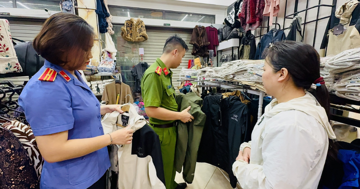 Khởi tố 2 chủ hàng buôn bán gần 2 tỷ đồng hàng giả nhãn hiệu nổi tiếng