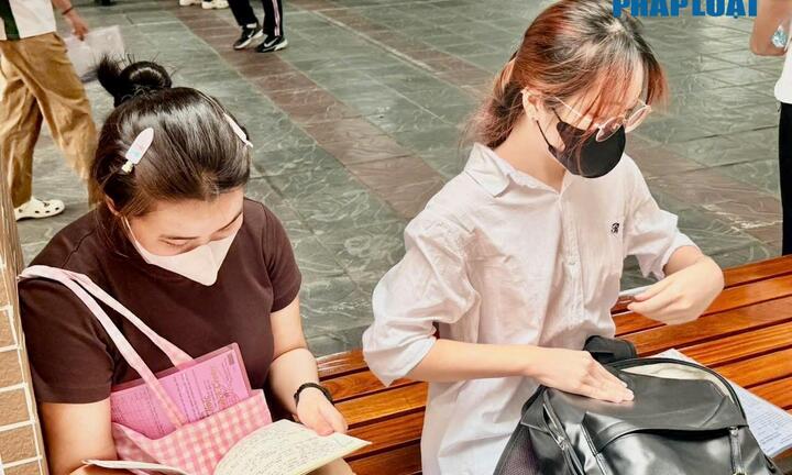 Không khí trước giờ thi THPT 2026: Phụ huynh tiếp sức, động viên sĩ tử tự tin bước vào môn thi đầu tiên