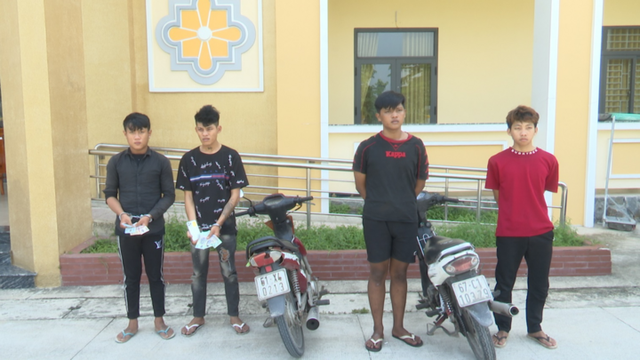 Bắt khẩn cấp 4 nam thanh niên táo tợn chặn đường cướp tài sản trong đêm