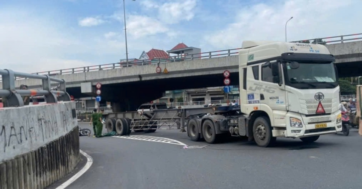Va chạm với xe đầu kéo ở nút giao cửa ngõ TP.HCM, cô gái 23 tuổi tử vong