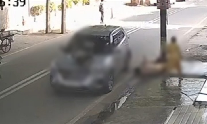 Cặp vợ chồng 71 và 79 tuổi bị SUV tông văng lên không trung, camera ghi lại toàn cảnh