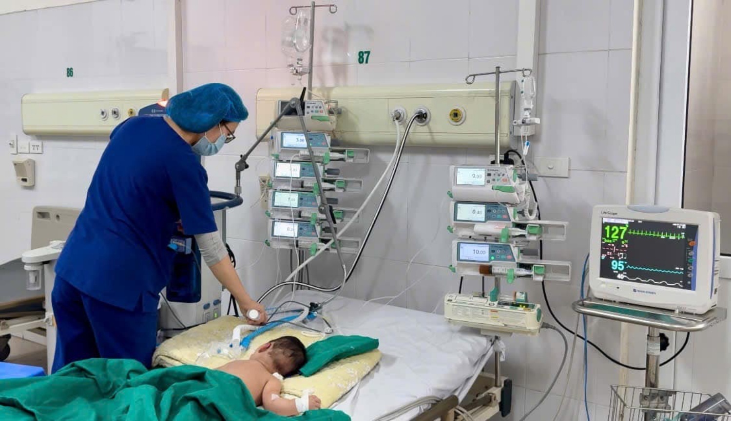 Khi nhiễm sởi, thai phụ sốt cao sẽ làm tăng nhiệt độ buồng ối và tăng nhịp tim thai có thể dẫn đến sảy thai, thai chết lưu hoặc sinh non.