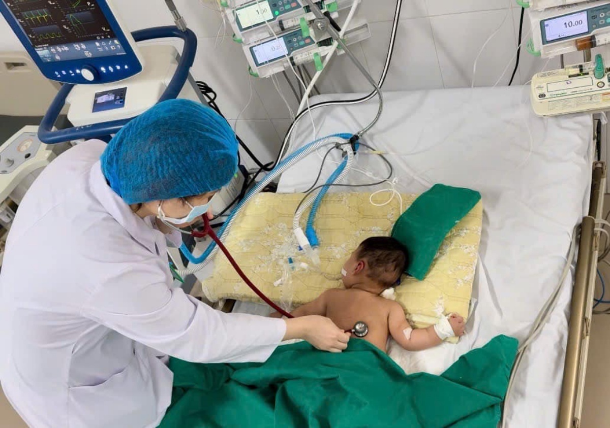 Hà Nội: Dịch Sởi vẫn tăng mạnh, lượng trẻ tiêm vắc xin tăng đột biến - 1