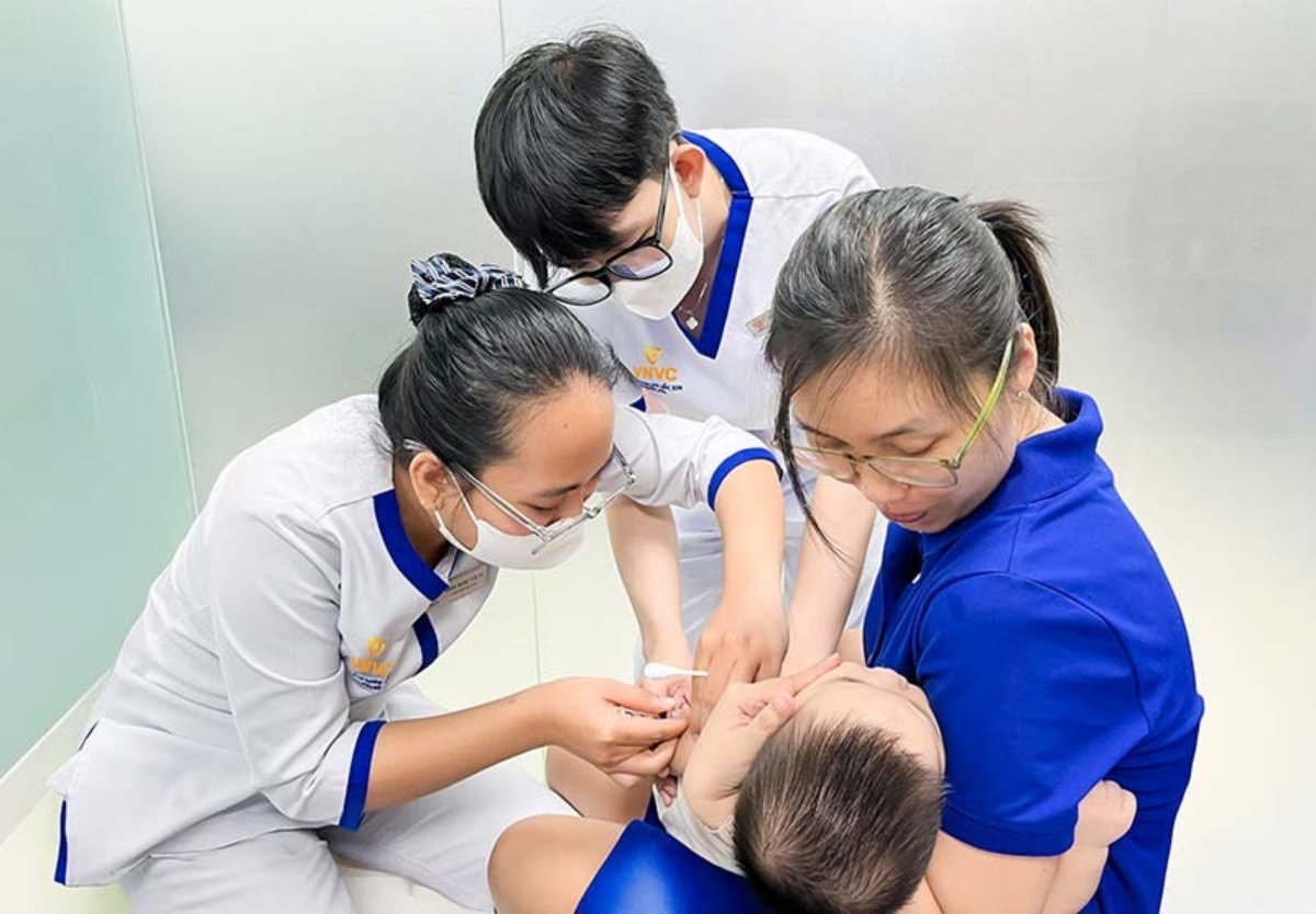 Hà Nội: Dịch Sởi vẫn tăng mạnh, lượng trẻ tiêm vắc xin tăng đột biến - 6