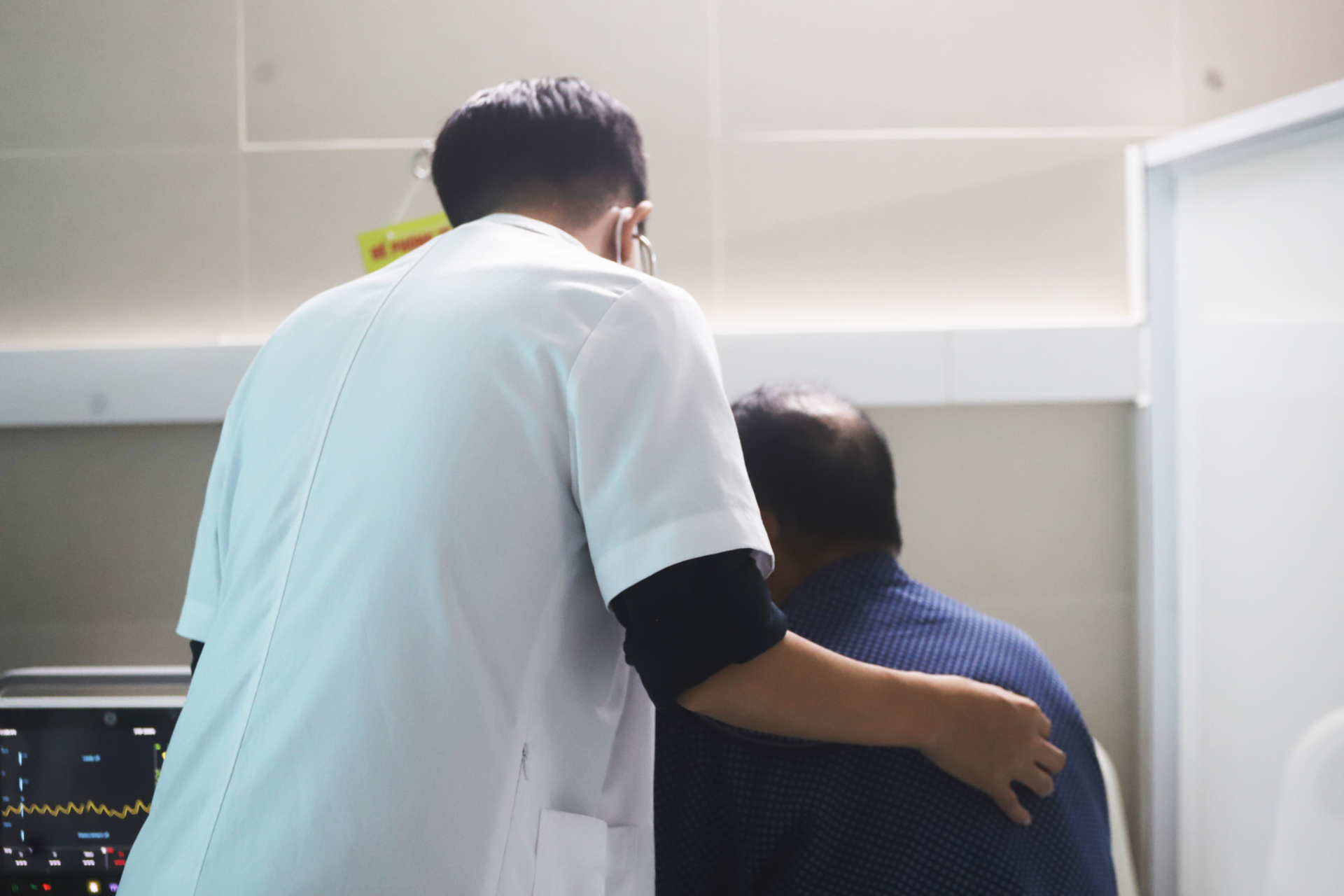 Cúm A không chừa một ai: Người già biến chứng suy hô hấp, người trẻ "vật vã" hơn mắc COVID - 4