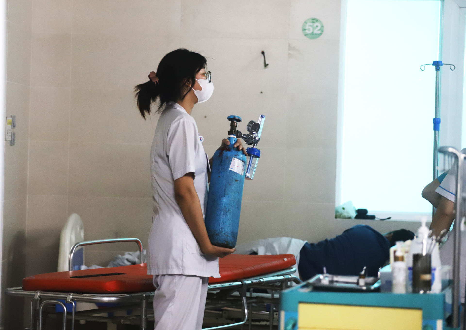 Cúm A không chừa một ai: Người già biến chứng suy hô hấp, người trẻ "vật vã" hơn mắc COVID - 3