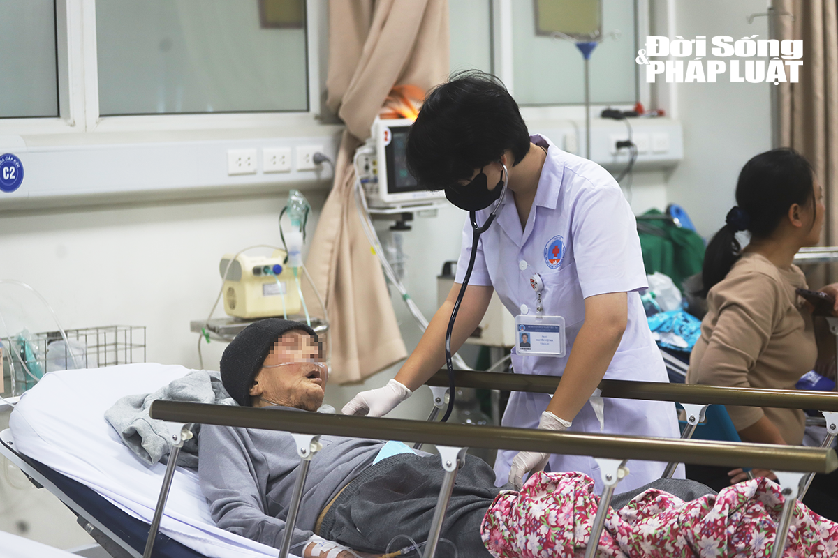 Ca cấp cứu tăng, bác sĩ "chạy đua trong lằn ranh sinh tử" giành giật sự sống cho bệnh nhân đột quỵ mùa lạnh - 2