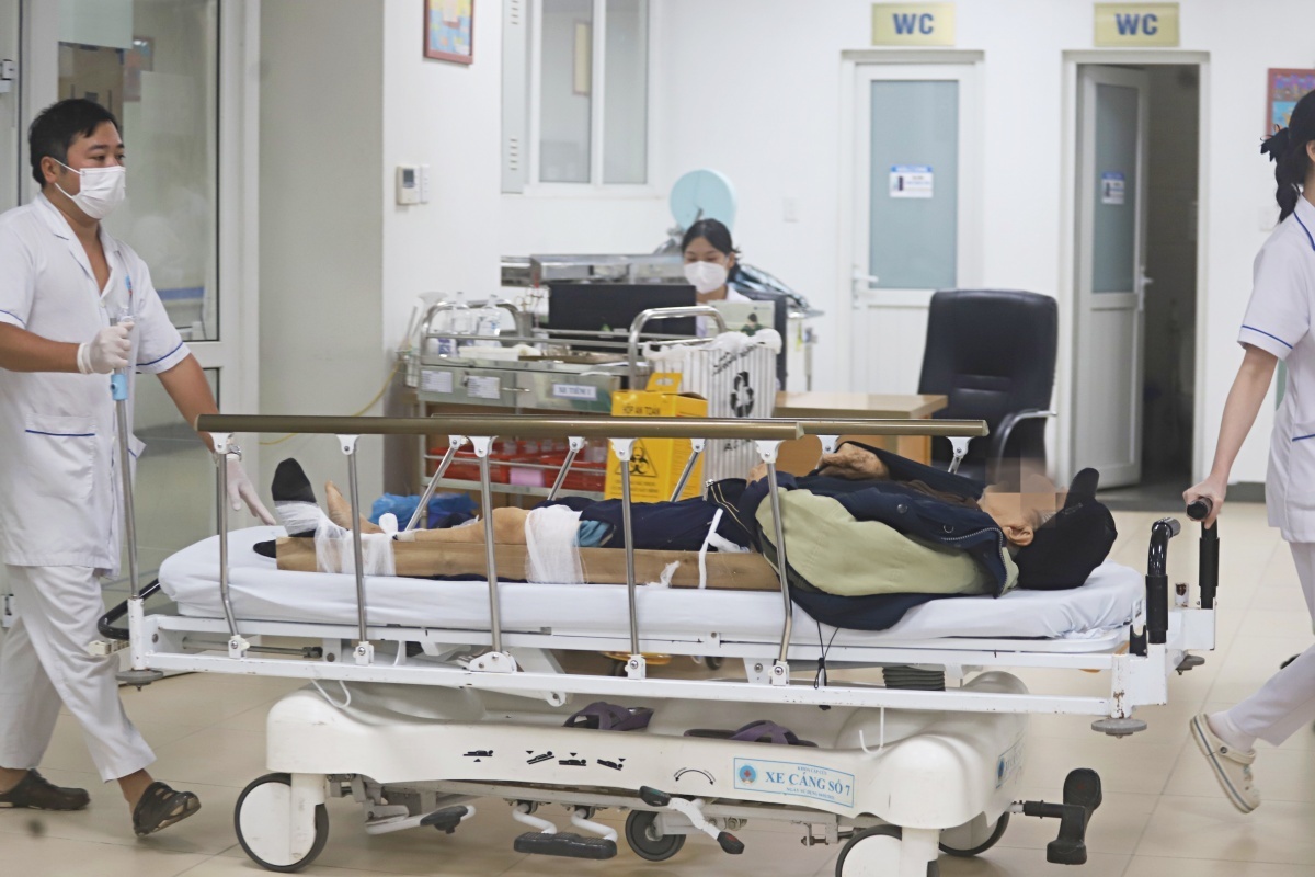 Ca cấp cứu tăng, bác sĩ "chạy đua trong lằn ranh sinh tử" giành giật sự sống cho bệnh nhân đột quỵ mùa lạnh - 7