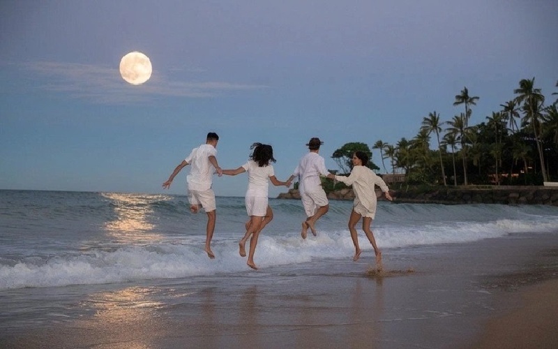 Tại&nbsp;Brazil, người dân đổ ra biển trong đêm giao thừa và nhảy qua 7 con sóng, mỗi con sóng gắn với một điều ước.