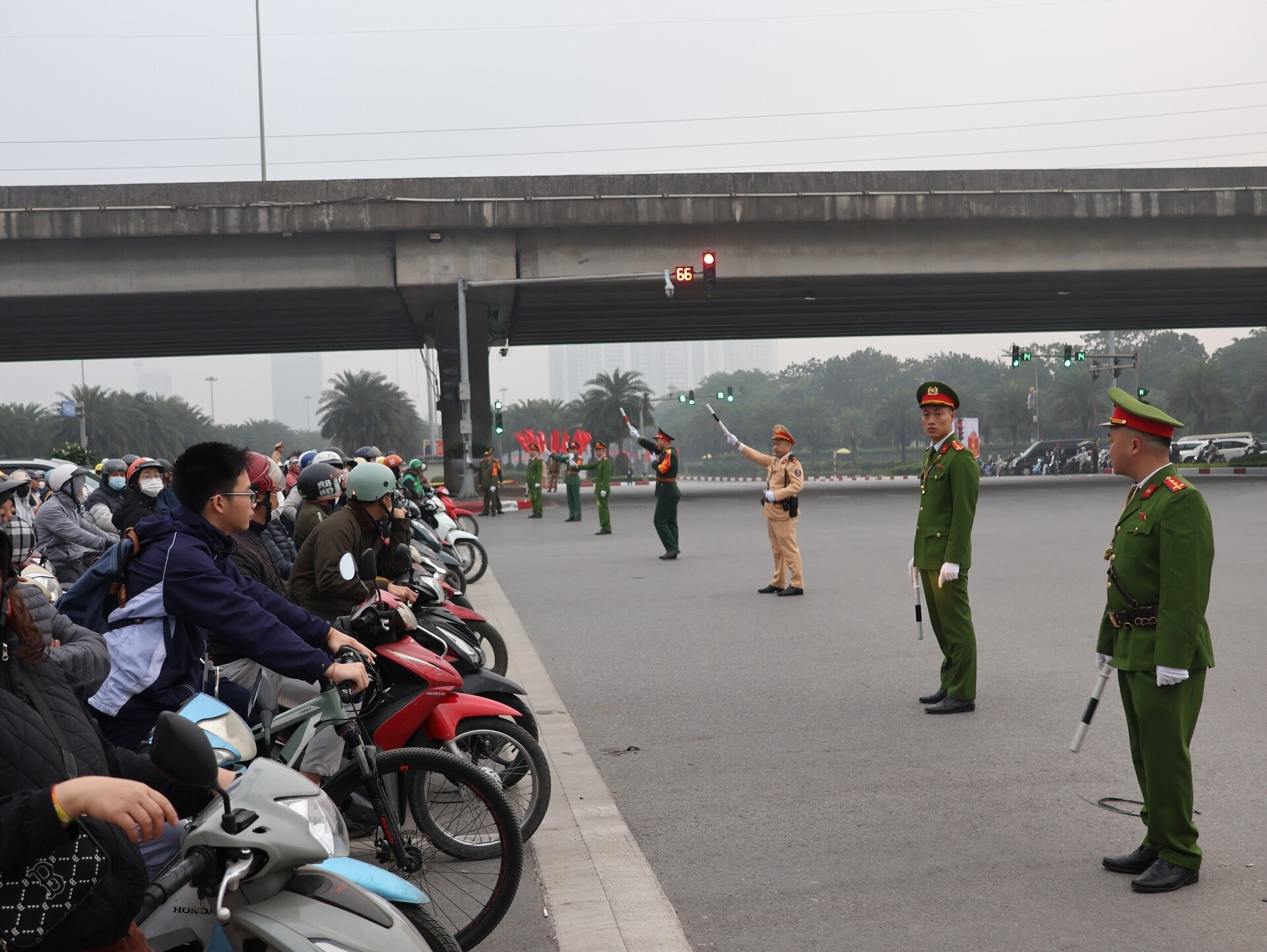 Các phương án phân luồng, hạn chế phương tiện đều được công bố rộng rãi trên các phương tiện thông tin đại chúng, giúp người dân chủ động nắm bắt, sắp xếp lộ trình phù hợp.