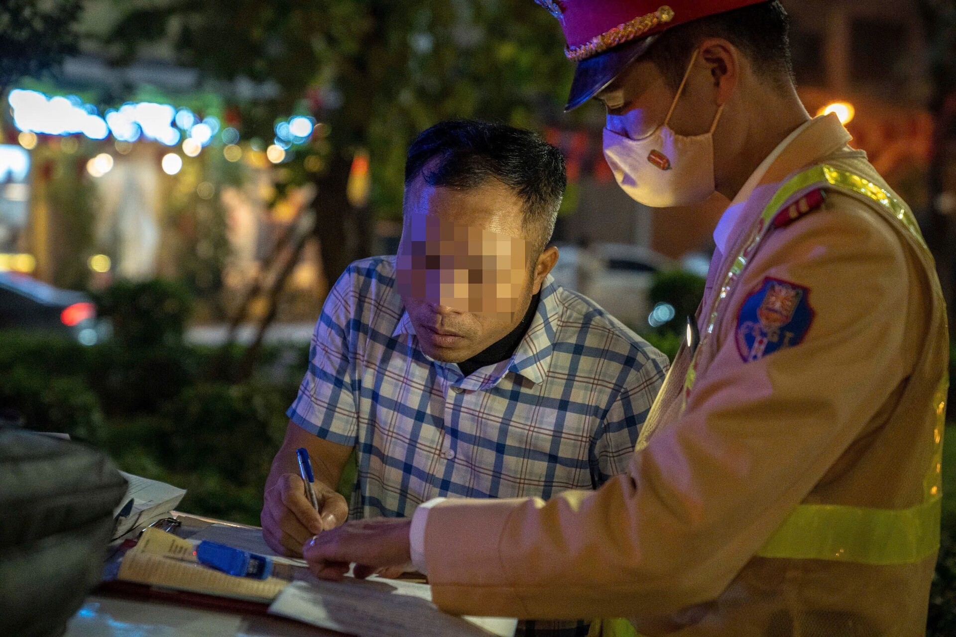 CSGT lập biên bản xử lý trường hợp vi phạm.