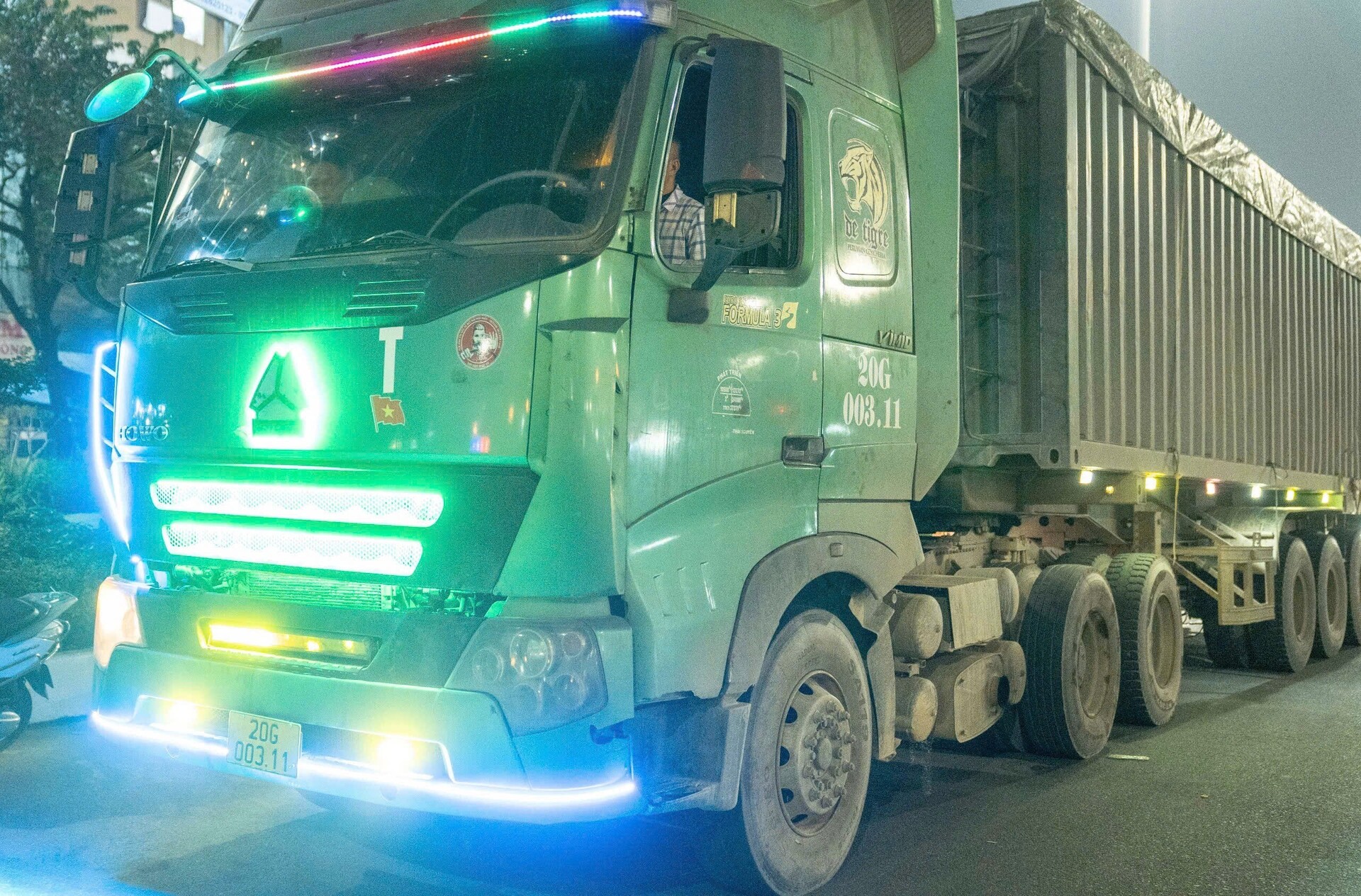 Việc lắp đặt thêm nhiều đèn chiếu sáng có công xuất lớn, tiềm ẩn nguy cơ mất an toàn giao thông.