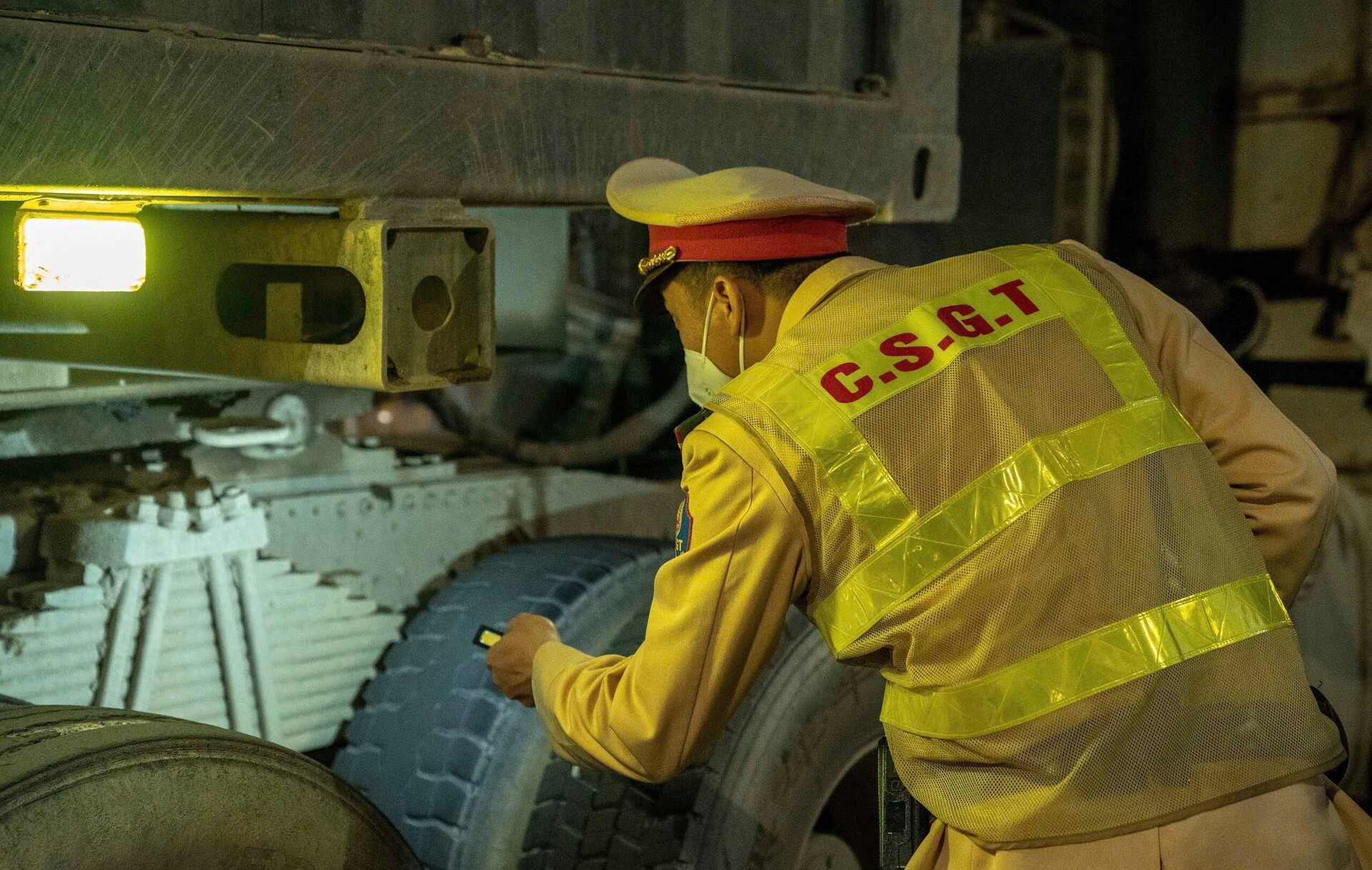 CSGT kiểm tra phương tiện vi phạm.