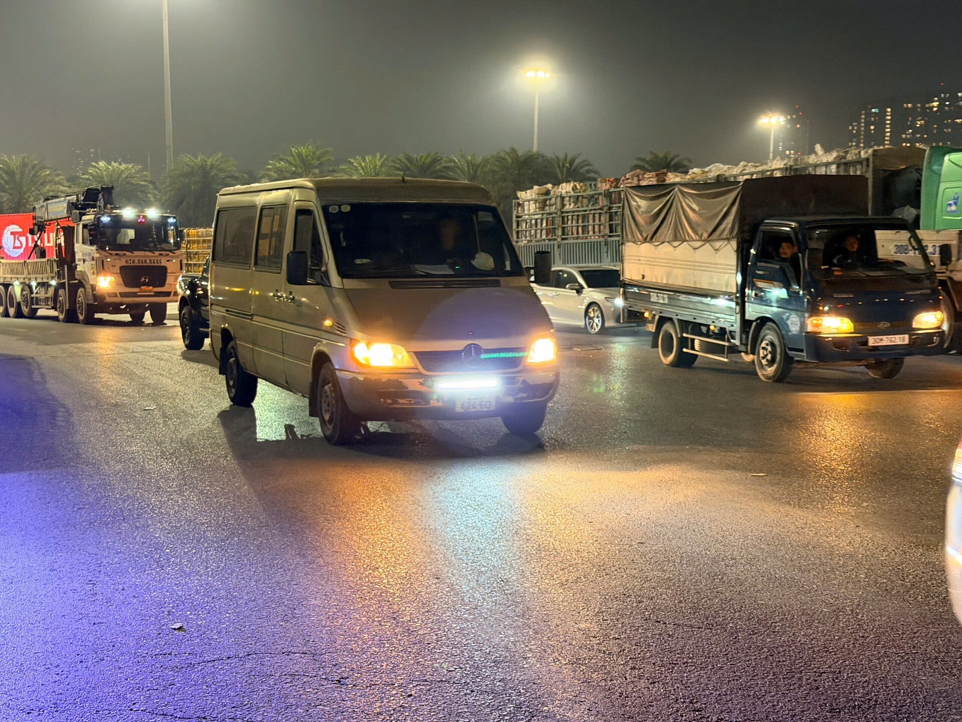 Không chỉ ở xe tải, nhiều tài xế xe khách cũng lắp thêm đèn, còi sai quy định.