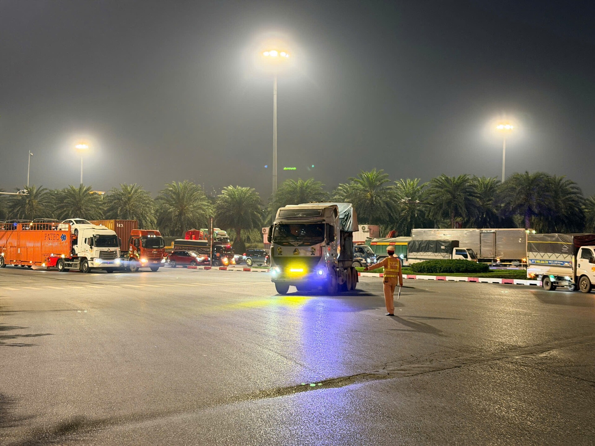 CSGT kiểm tra các phương tiện lắp thêm đèn, còi sai quy định.