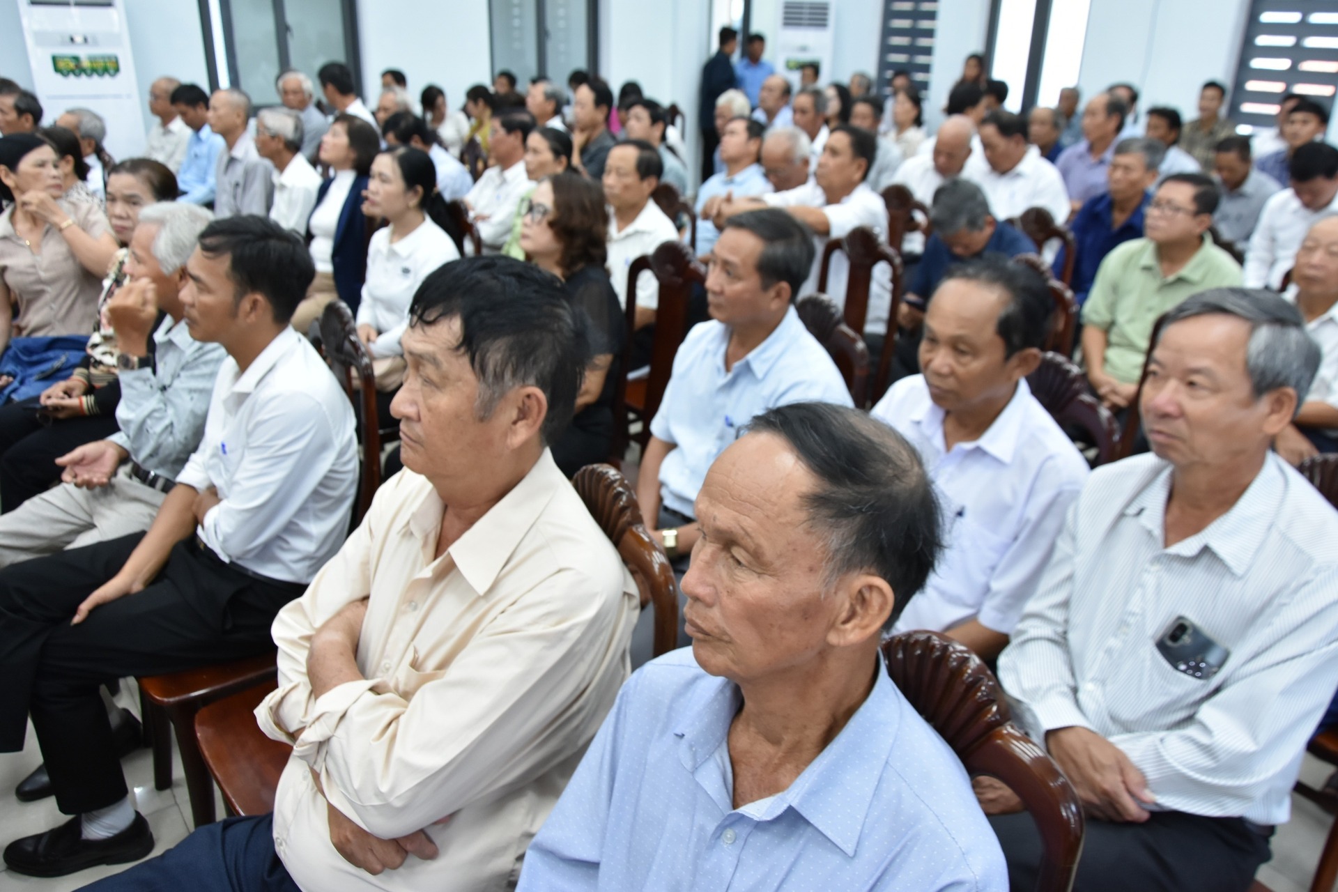 Hội nghị tiếp xúc cử tri thu hút đông đảo người dân tham dự, thể hiện sự quan tâm sâu sắc tới công tác bầu cử.