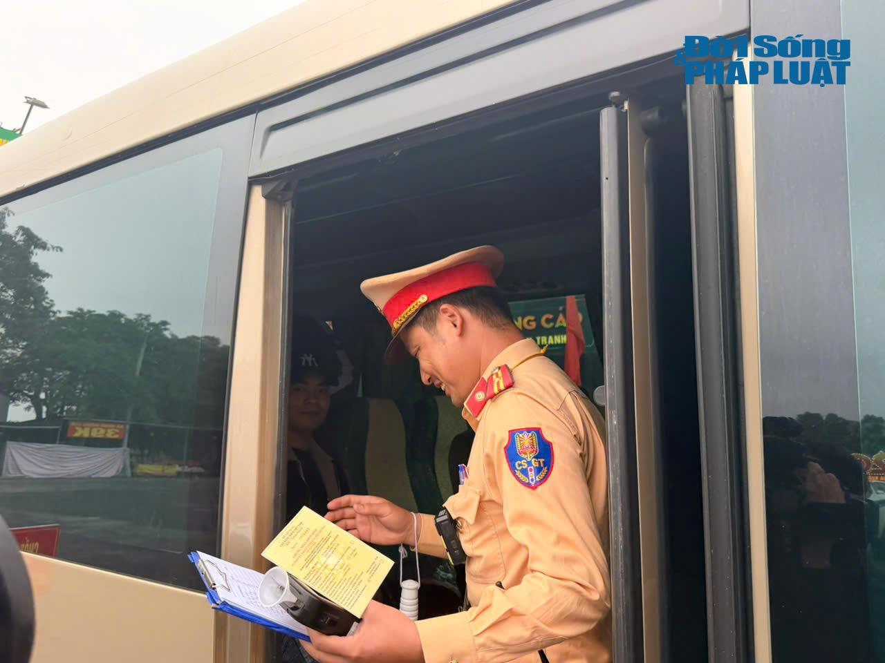 Tổ công tác Đội CSGT đường bộ số 10 kiểm tra nồng độ cồn đối với lái xe chở khách đi lễ.