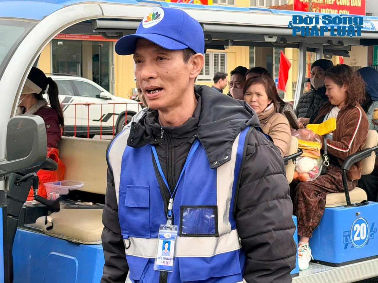 Anh Bùi Xuân Bình, lái xe điện tại khu di tích lễ hội Chùa Hương.