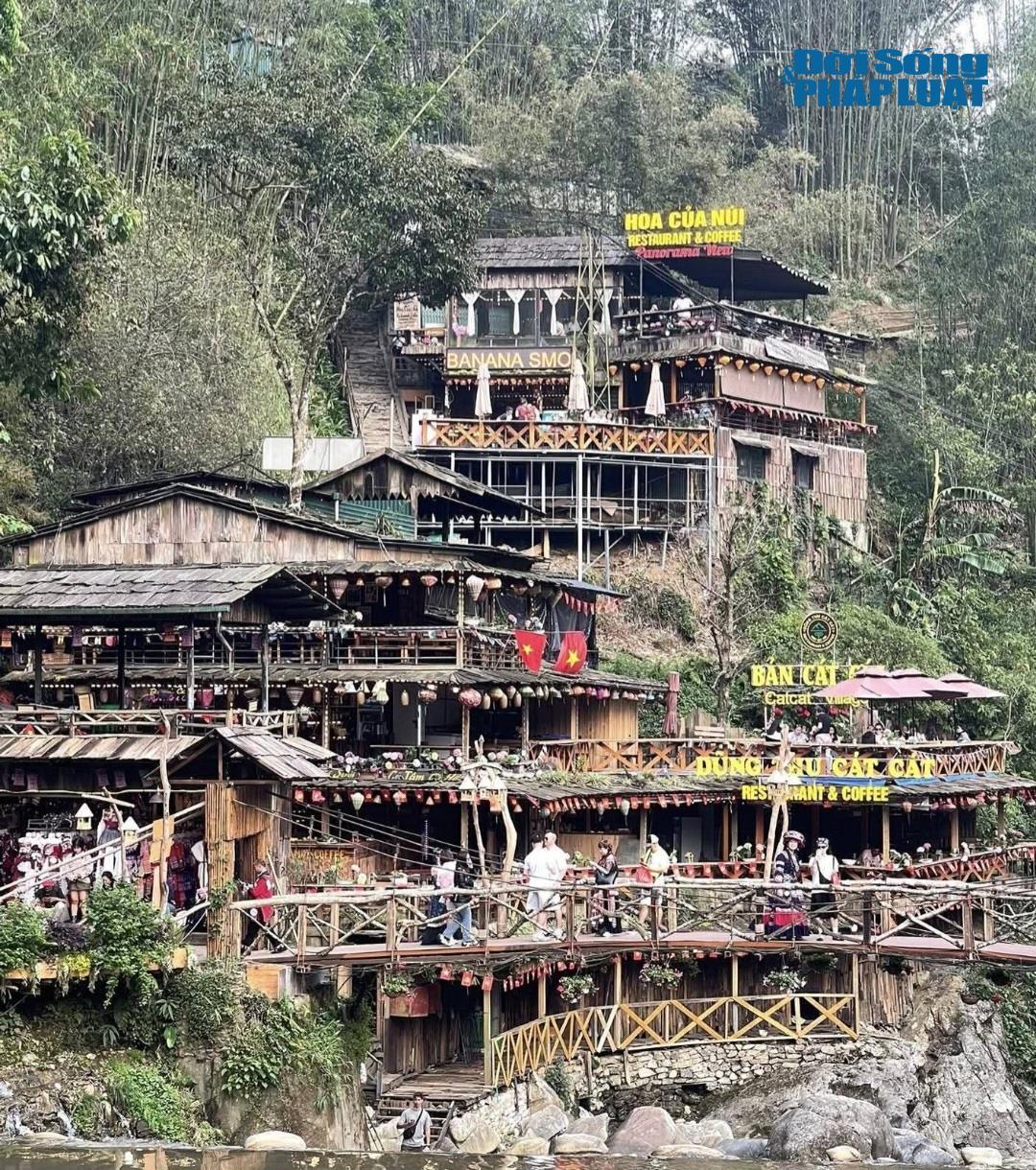 Bản Cát Cát - SaPa (Lào Cai) phong cảnh núi rừng và các ngôi nhà cổ.