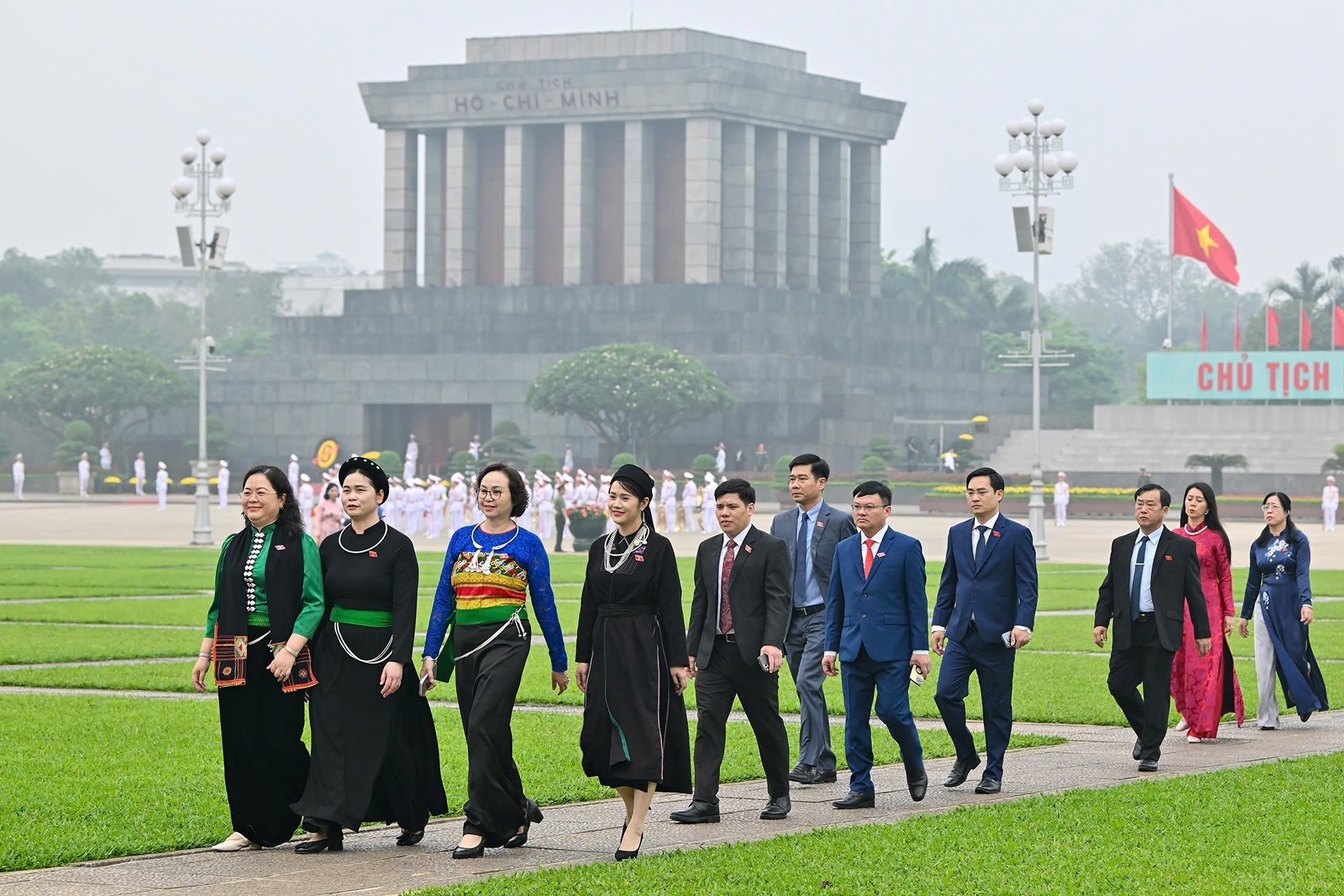 Lãnh đạo Đảng, Nhà nước và các ĐBQH khóa XVI vào Lăng viếng Chủ tịch Hồ Chí Minh - 5