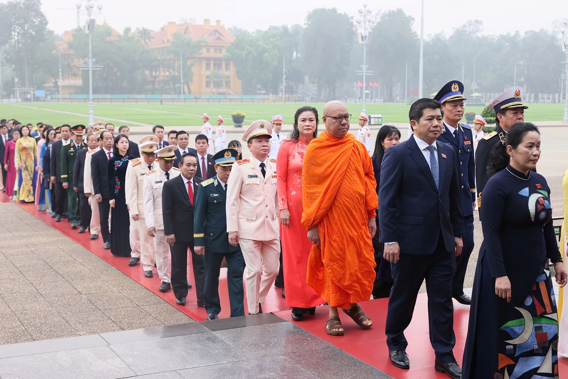 Lãnh đạo Đảng, Nhà nước và các ĐBQH khóa XVI vào Lăng viếng Chủ tịch Hồ Chí Minh - 6