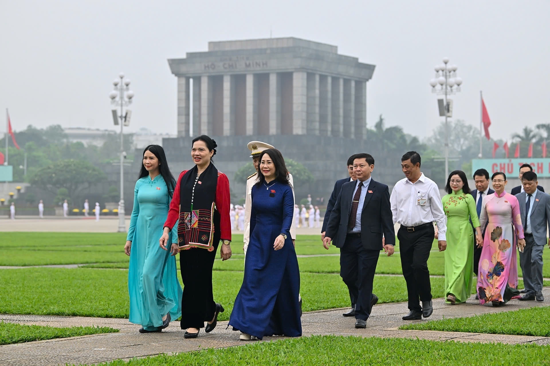 Lãnh đạo Đảng, Nhà nước và các ĐBQH khóa XVI vào Lăng viếng Chủ tịch Hồ Chí Minh - 7