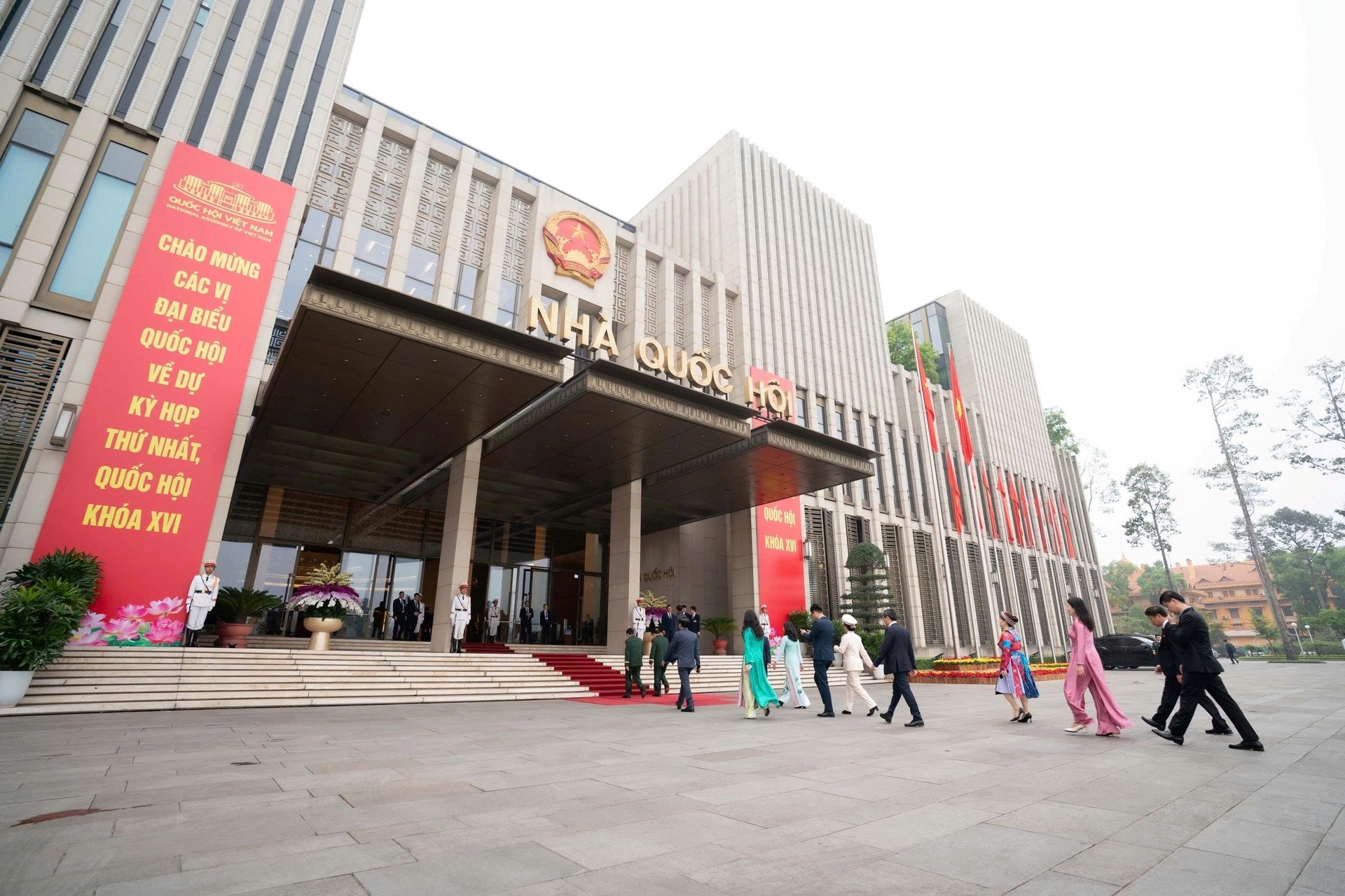 Lãnh đạo Đảng, Nhà nước và các ĐBQH khóa XVI vào Lăng viếng Chủ tịch Hồ Chí Minh - 8