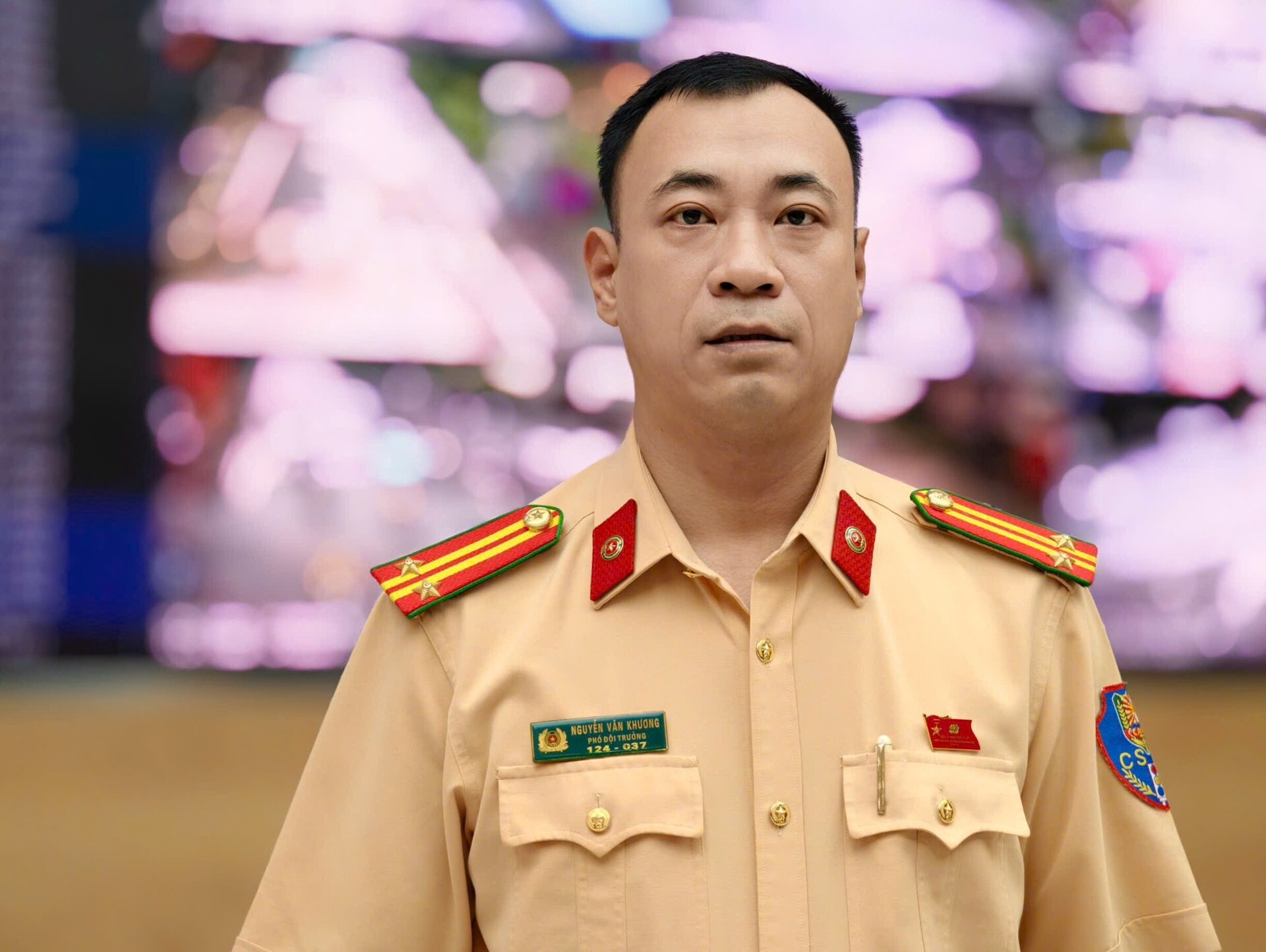 Trung tá Nguyễn Văn Khương, Phó Đội trưởng Đội Chỉ huy giao thông và điều khiển đèn tín hiệu giao thông Phòng CSGT Hà Nội.