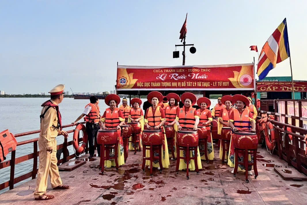 Lễ hội Tổng Nam Phù là di sản văn hóa phi vật thể quốc gia, được nhân dân 10 làng thuộc huyện Thanh Trì và Thường Tín (nay thuộc xã Nam Phù).