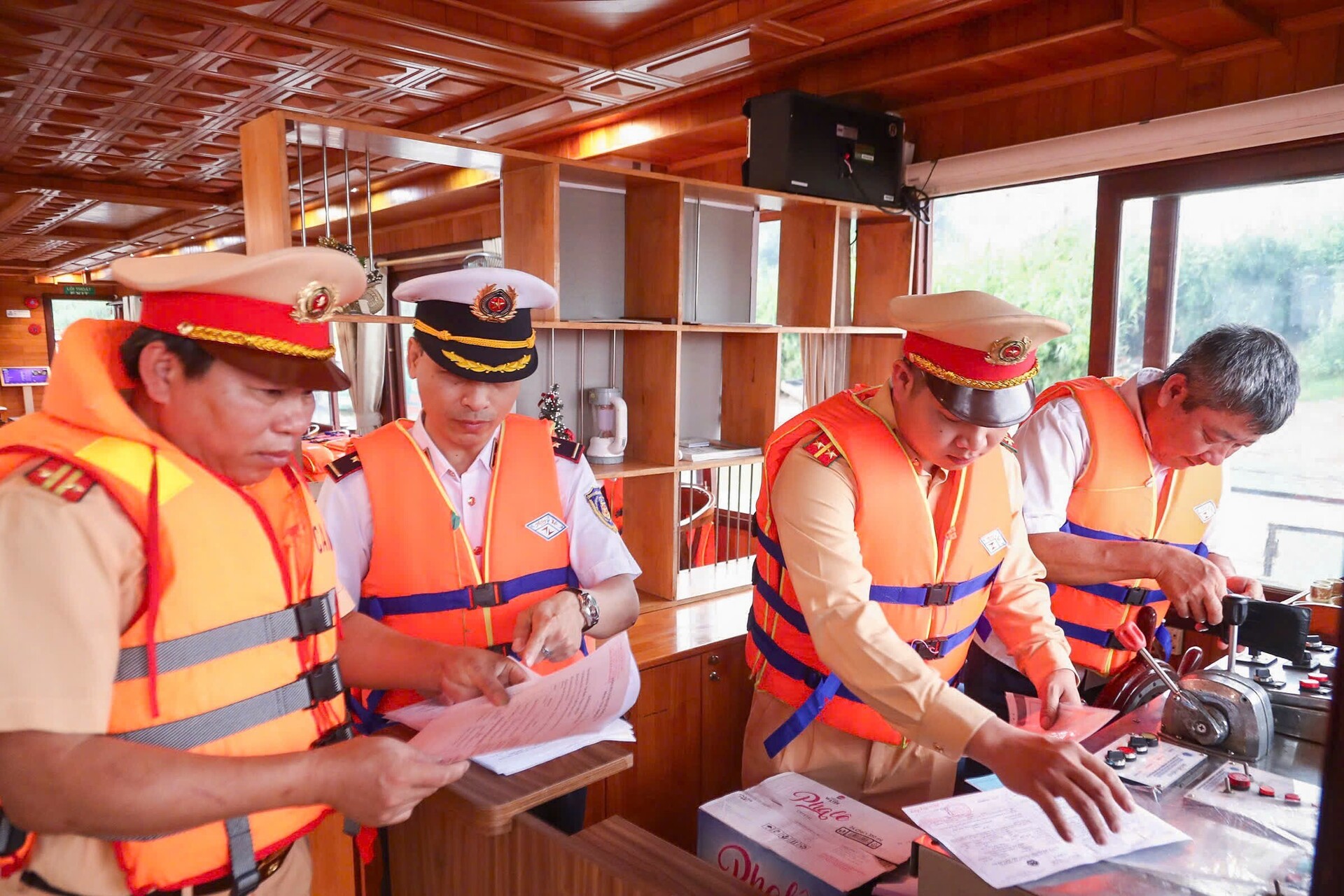 Lực lượng Cảnh sát đường thủy tăng cường tuần tra, bảo đảm an toàn giao thông trên sông Hồng phục vụ lễ hội Tổng Nam Phù.