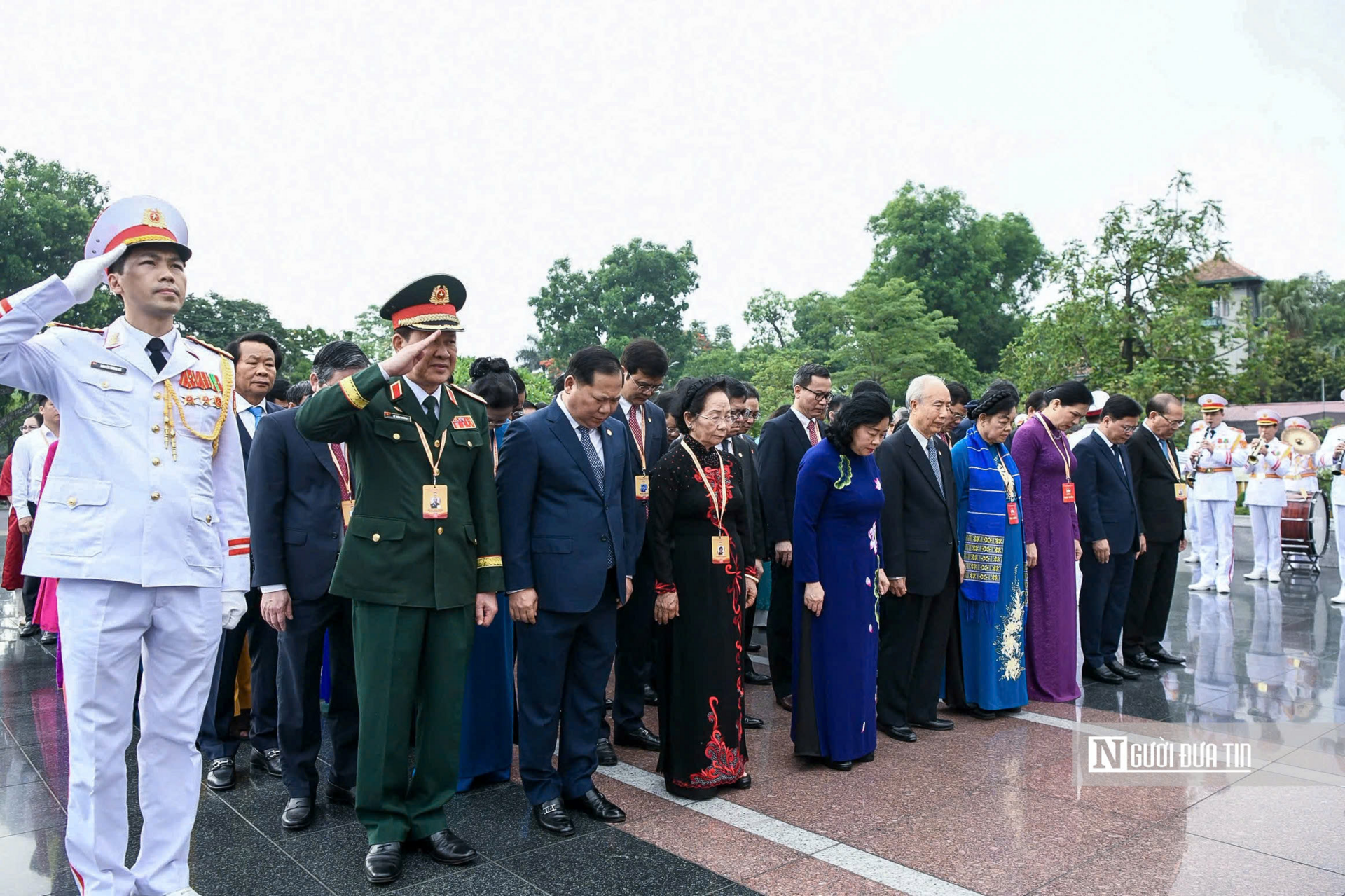 Các đại biểu thành kính tưởng niệm các Anh hùng Liệt sỹ tại Đài tưởng niệm các Anh hùng liệt sỹ Bắc Sơn.