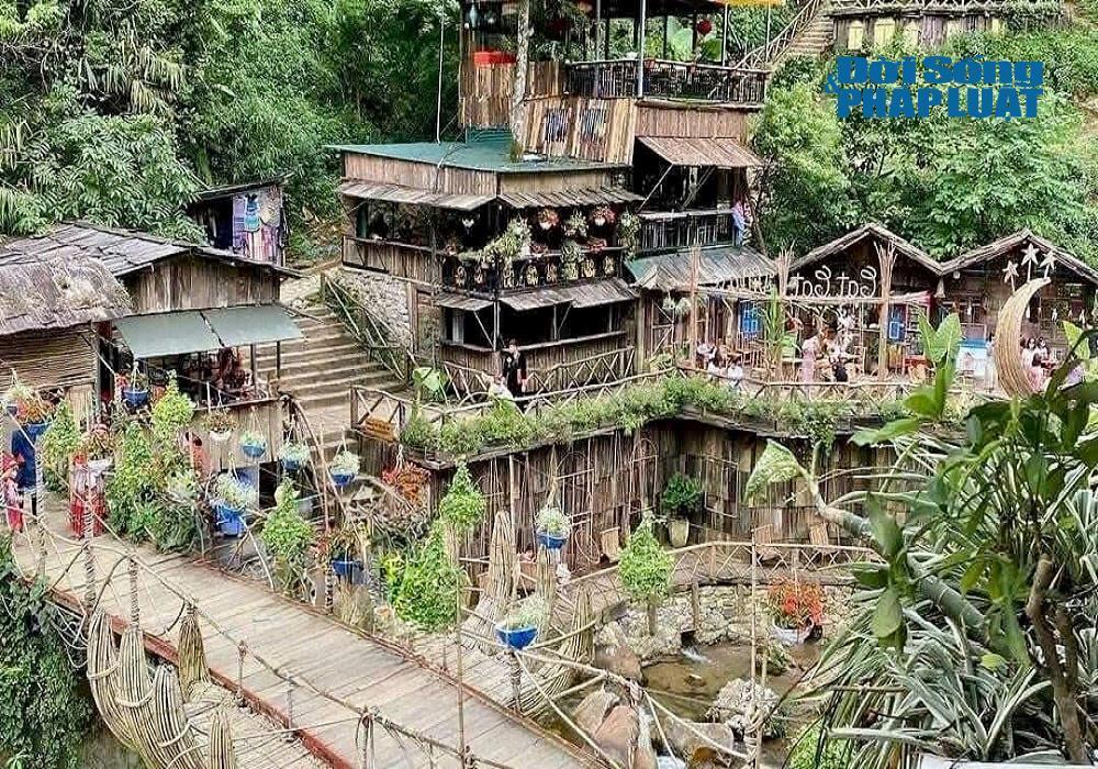 Bản Cát Cát là một bản làng du lịch nổi tiếng của người H’Mông, nằm cách trung tâm thị xã Sa Pa khoảng 2–3 km.