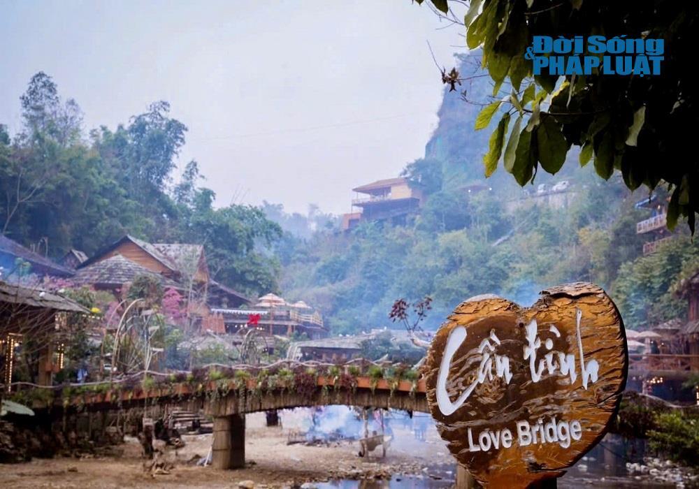 Cầu Tình Yêu là điểm du lịch nổi tiếng ở Sa Pa.