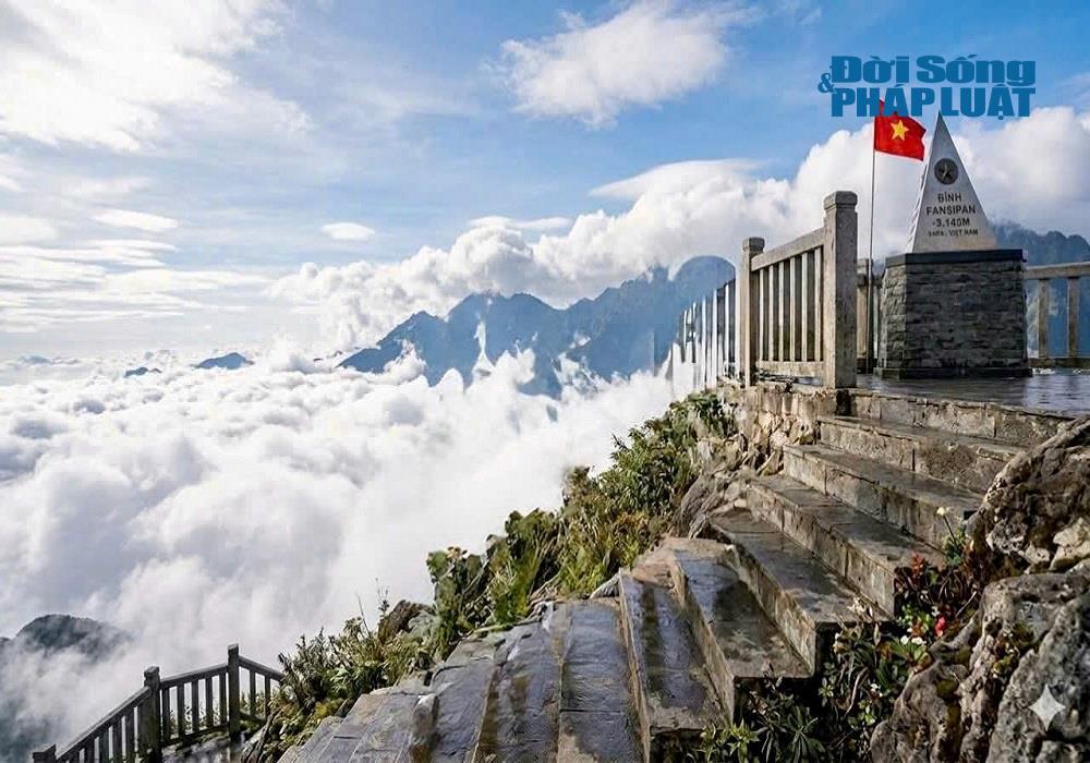 Fansipan còn được gọi là “Nóc nhà Đông Dương” vì là ngọn núi cao nhất Việt Nam và bán đảo Đông Dương, với độ cao khoảng 3.143 m.