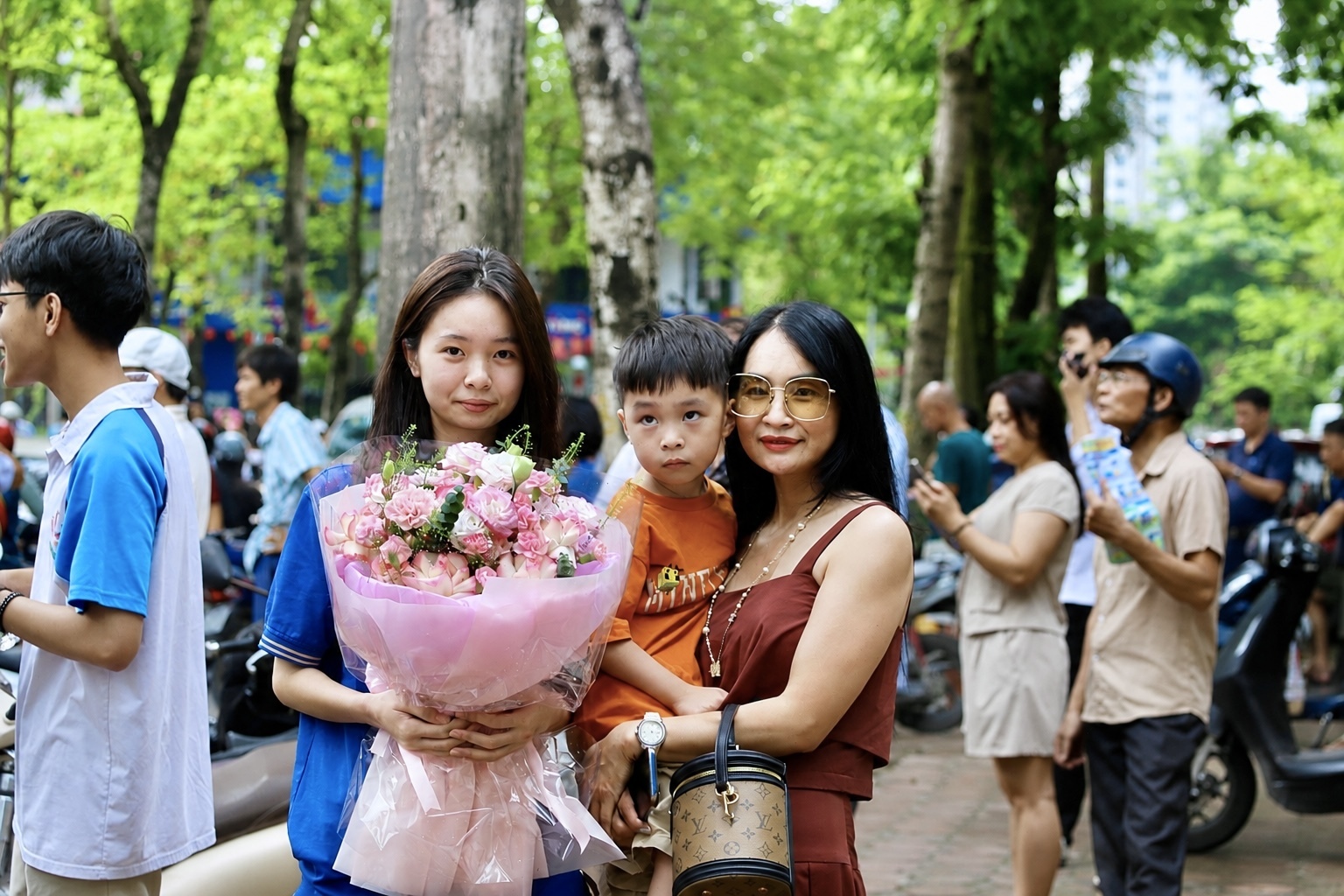 Toàn cảnh kỳ thi tốt nghiệp THPT 2026: Nụ cười, giọt nước mắt và dấu mốc trưởng thành của 1,2 triệu sĩ tử - 6