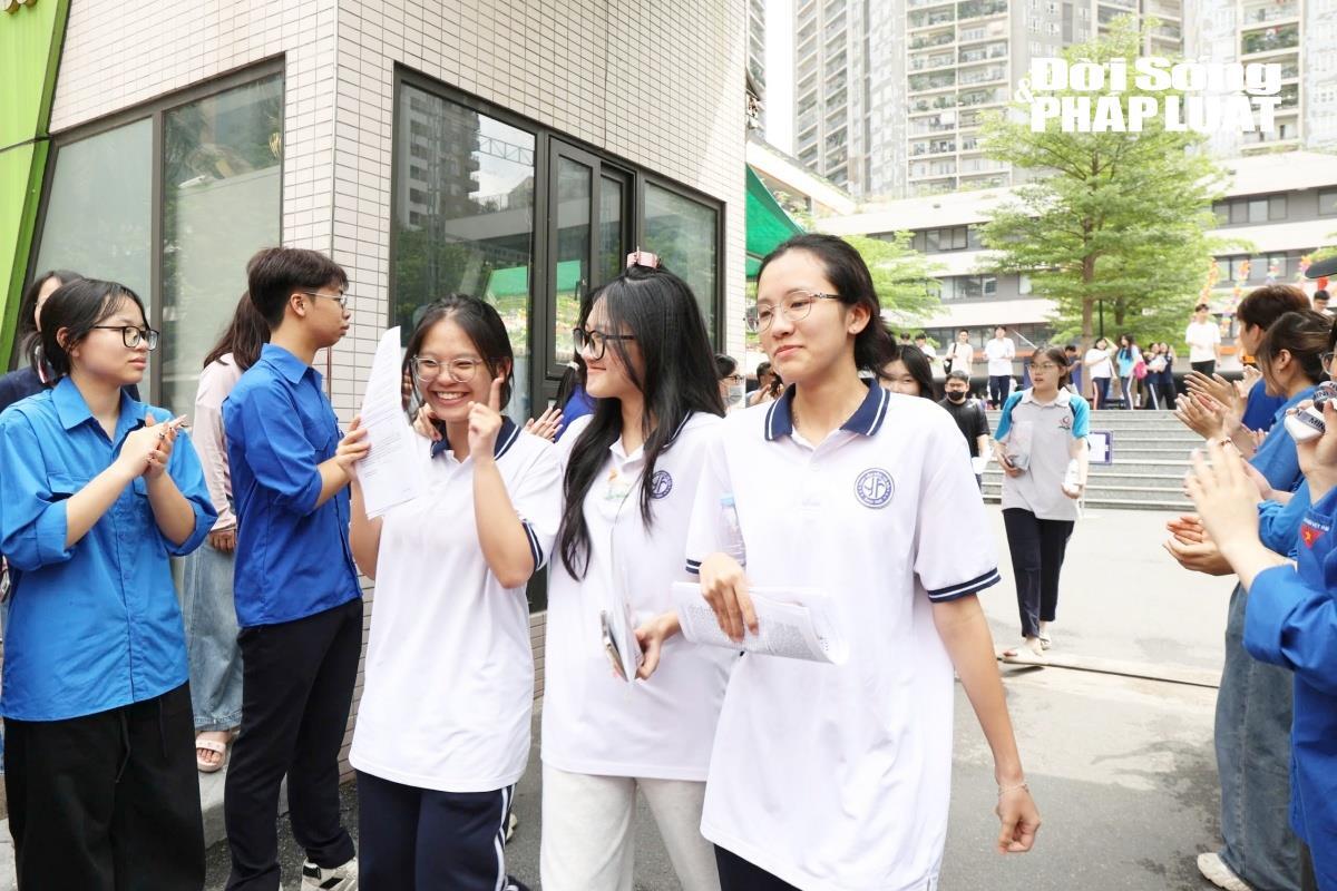 Toàn cảnh kỳ thi tốt nghiệp THPT 2026: Nụ cười, giọt nước mắt và dấu mốc trưởng thành của 1,2 triệu sĩ tử - 13