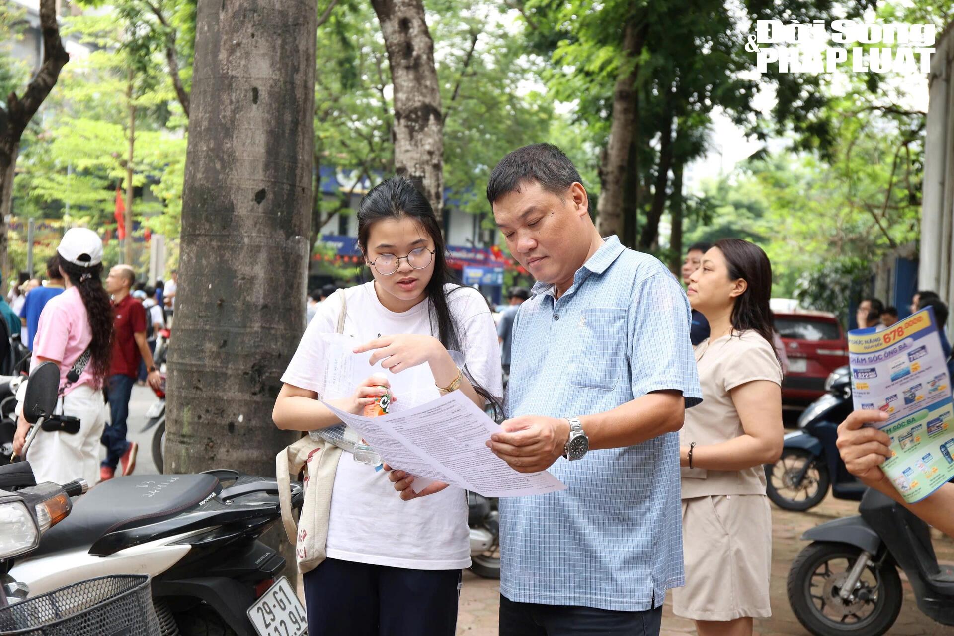 Toàn cảnh kỳ thi tốt nghiệp THPT 2026: Nụ cười, giọt nước mắt và dấu mốc trưởng thành của 1,2 triệu sĩ tử - 9