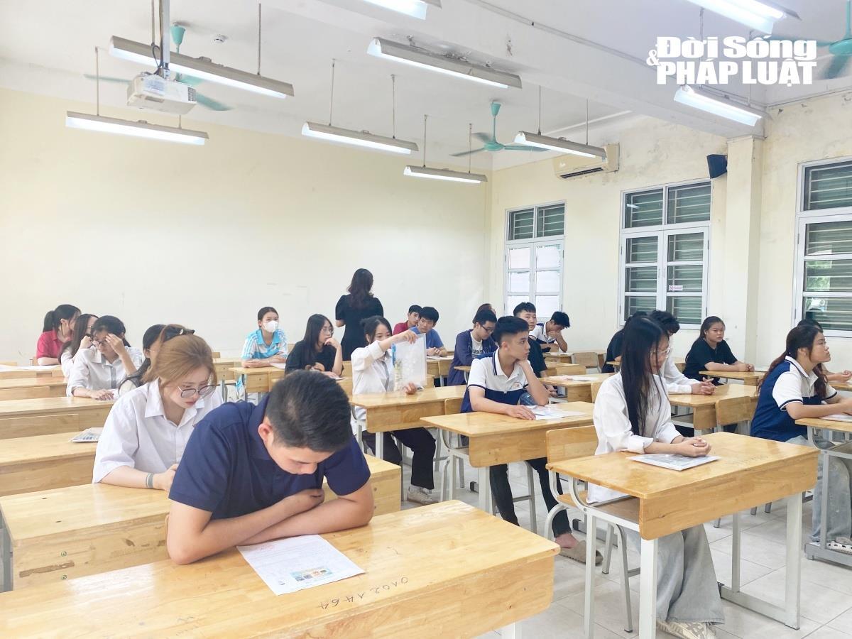 Toàn cảnh kỳ thi tốt nghiệp THPT 2026: Nụ cười, giọt nước mắt và dấu mốc trưởng thành của 1,2 triệu sĩ tử - 12