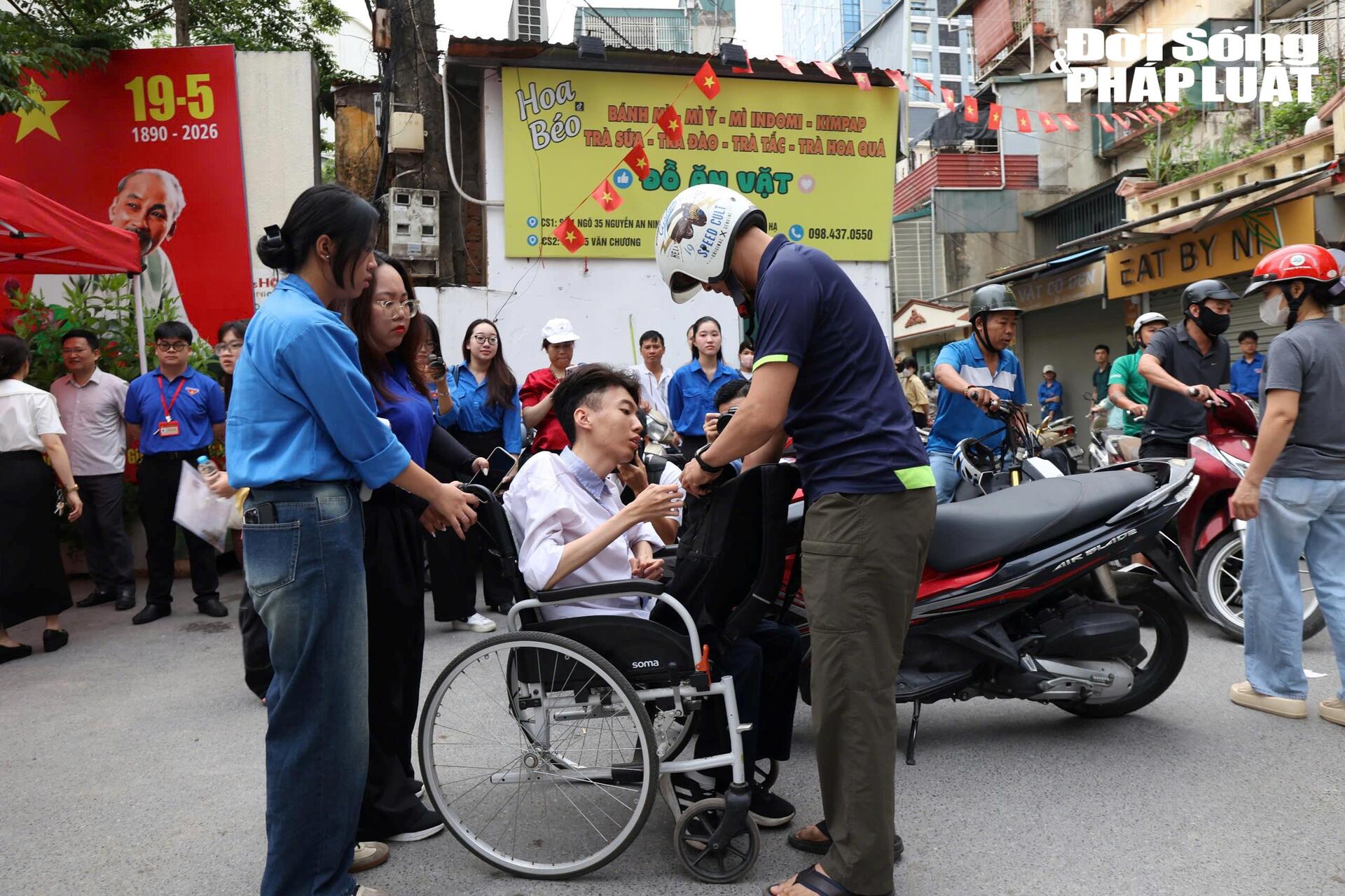 Toàn cảnh kỳ thi tốt nghiệp THPT 2026: Nụ cười, giọt nước mắt và dấu mốc trưởng thành của 1,2 triệu sĩ tử - 4
