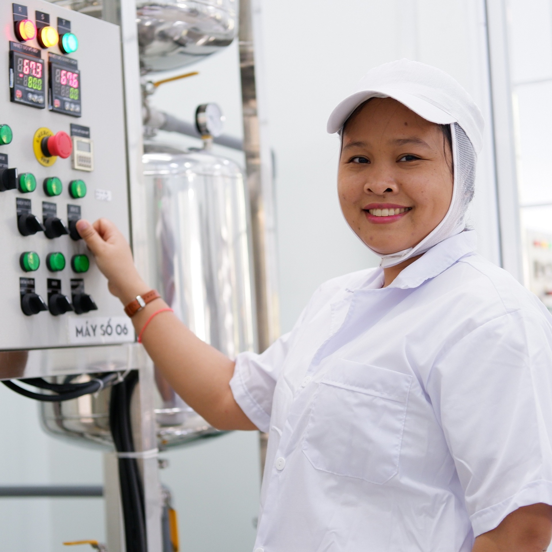 Nữ Thạc sĩ bỏ phố về quê, biến hoa dừa thành sản phẩm xuất khẩu tới 10 quốc gia - 4