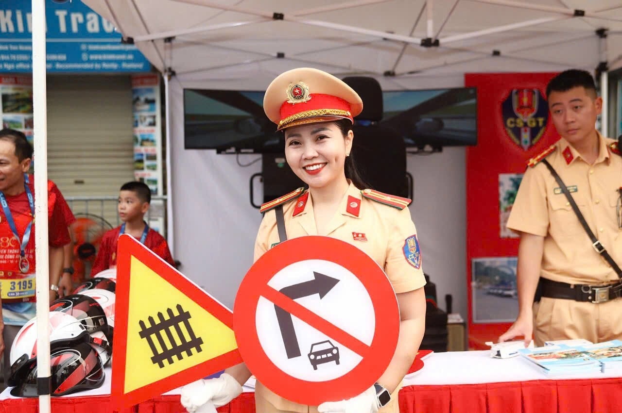 Thiếu tá Đoàn Ngọc Huyền, cán bộ Đội Tuyên truyền, Phòng CSGT Công an thành phố Hà Nội. Ảnh NVCC.