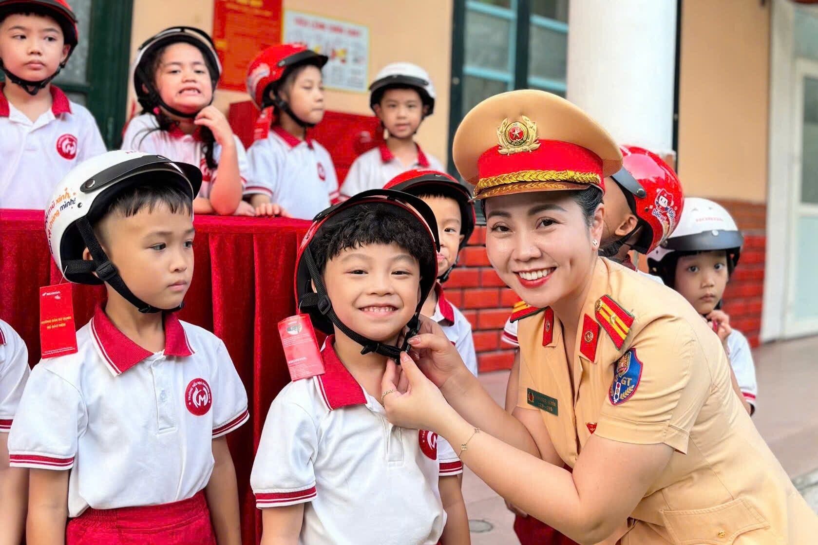Những bài học hướng dẫn học sinh dễ hiểu, dễ nhớ các quy tắc tham gia giao thông an toàn. Ảnh NVCC.