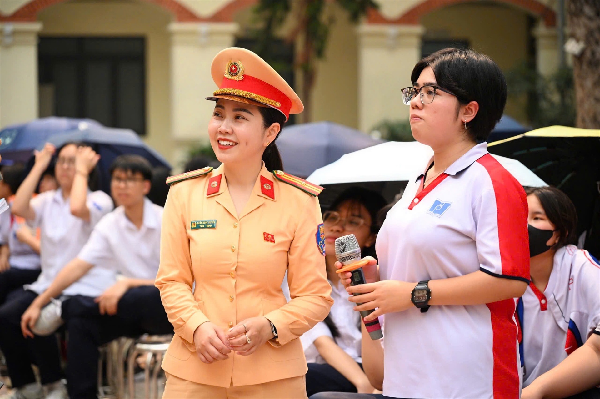 Học sinh hào hứng tương tác, trả lời câu hỏi trong buổi tuyên truyền an toàn giao thông. Ảnh NVCC.