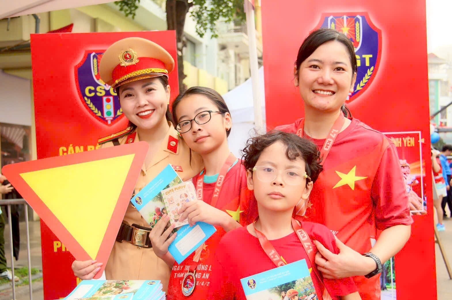 Thiếu tá Đoàn Ngọc Huyền tham gia Ngày hội Bình yên Thủ đô, góp phần lan tỏa hình ảnh đẹp của người nữ chiến sĩ CSGT Thủ đô bản lĩnh, tận tụy, gần gũi với Nhân dân. Ảnh NVCC.