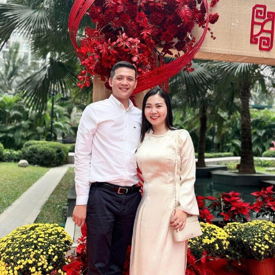 Ngoài xã hội là nữ thiếu tá CSGT tận tụy, bản lĩnh; về nhà chị là người vợ bình dị, cùng chồng vun đắp những tháng ngày hạnh phúc. Ảnh NVCC.