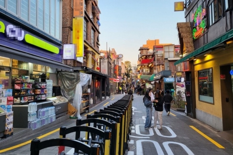 Hàng rào được lắp đặt ở nhiều khu vực ở Itaewon. Ảnh: Yonhap