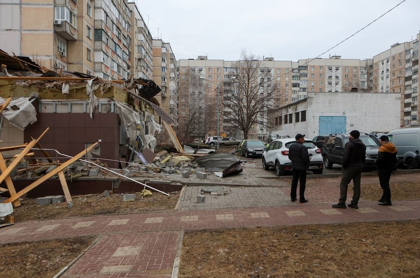 Hình ảnh một tòa nhà ở Belgorod bị phá hủy do pháo kích hôm 17/3. Ảnh: Reuters