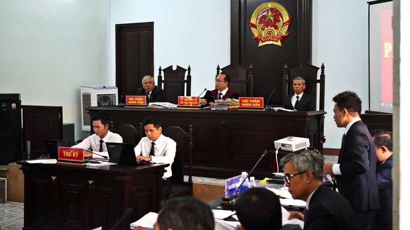Luật sư đồng nghiệp trình bày quan điểm bảo vệ