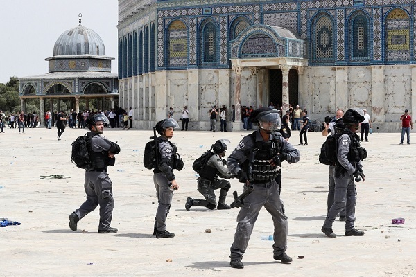 Cảnh sát Israel giải tán đám đông người Palestine tại giáo đường Al Asqua, thủ đô Jerusalem. Ảnh: Reuters